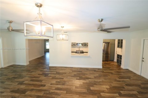 House in Palmetto Bay, Florida 4 bedrooms, 185.9 sq.m. № 1948230 - photo 15