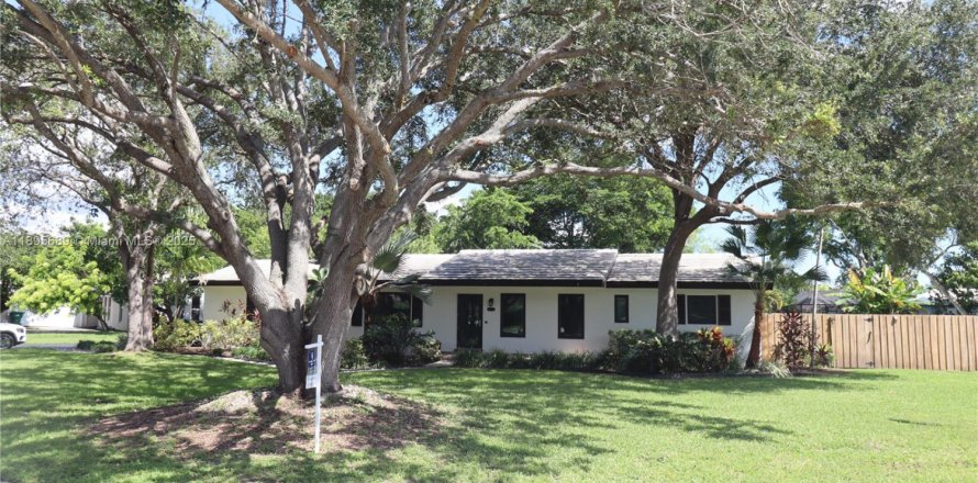House in Palmetto Bay, Florida 4 bedrooms, 185.9 sq.m. № 1948230