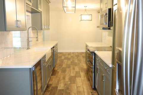 House in Palmetto Bay, Florida 4 bedrooms, 185.9 sq.m. № 1948230 - photo 10