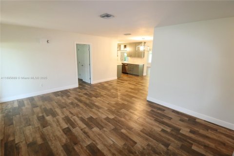 House in Palmetto Bay, Florida 4 bedrooms, 185.9 sq.m. № 1948230 - photo 8