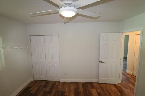 House in Palmetto Bay, Florida 4 bedrooms, 185.9 sq.m. № 1948230 - photo 24