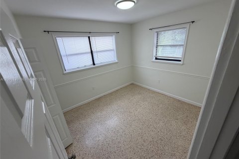 Villa ou maison à louer à Miami, Floride: 2 chambres, 85.1 m2 № 2385220 - photo 11