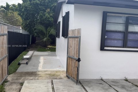 Villa ou maison à louer à Miami, Floride: 2 chambres, 85.1 m2 № 2385220 - photo 15