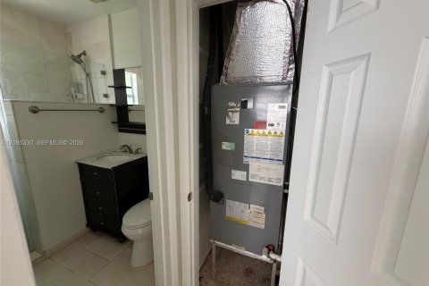 Villa ou maison à louer à Miami, Floride: 2 chambres, 85.1 m2 № 2385220 - photo 5