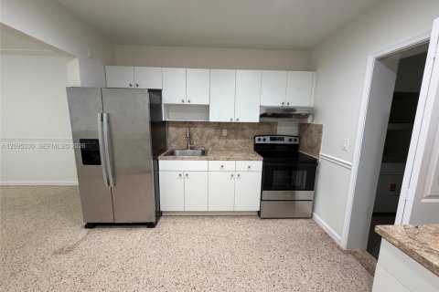 Villa ou maison à louer à Miami, Floride: 2 chambres, 85.1 m2 № 2385220 - photo 9