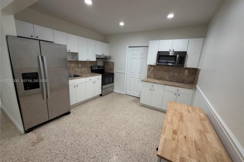 Villa ou maison à louer à Miami, Floride: 2 chambres, 85.1 m2 № 2385220 - photo 2