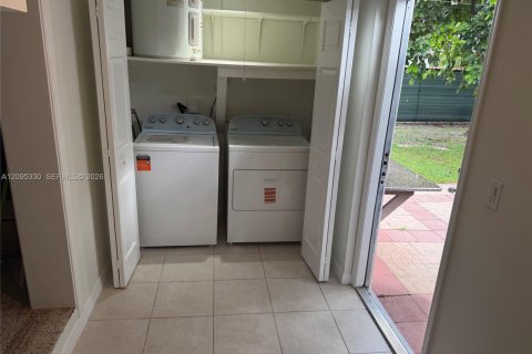 Villa ou maison à louer à Miami, Floride: 2 chambres, 85.1 m2 № 2385220 - photo 6