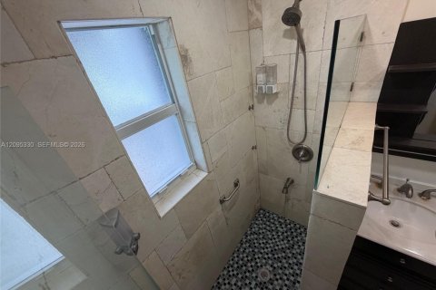 Villa ou maison à louer à Miami, Floride: 2 chambres, 85.1 m2 № 2385220 - photo 4