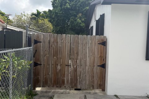 Villa ou maison à louer à Miami, Floride: 2 chambres, 85.1 m2 № 2385220 - photo 14