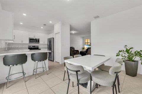 Touwnhouse à vendre à Miami, Floride: 3 chambres, 133.87 m2 № 2282365 - photo 14