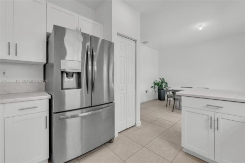 Touwnhouse à vendre à Miami, Floride: 3 chambres, 133.87 m2 № 2282365 - photo 20