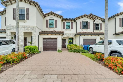 Touwnhouse à vendre à Miami, Floride: 3 chambres, 133.87 m2 № 2282365 - photo 2