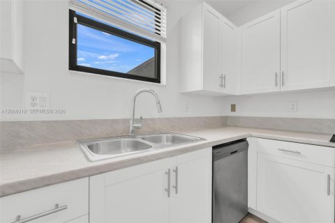 Touwnhouse à vendre à Miami, Floride: 3 chambres, 133.87 m2 № 2282365 - photo 18
