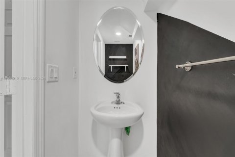 Touwnhouse à vendre à Miami, Floride: 3 chambres, 133.87 m2 № 2282365 - photo 11