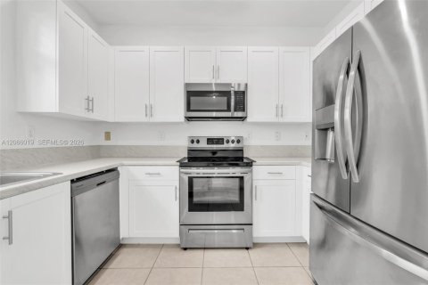 Touwnhouse à vendre à Miami, Floride: 3 chambres, 133.87 m2 № 2282365 - photo 17