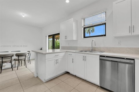 Touwnhouse à vendre à Miami, Floride: 3 chambres, 133.87 m2 № 2282365 - photo 19