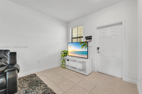 Touwnhouse à vendre à Miami, Floride: 3 chambres, 133.87 m2 № 2282365 - photo 6