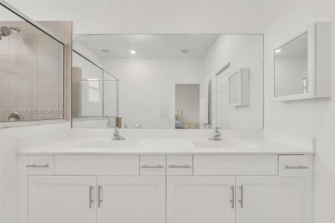 Touwnhouse à vendre à Miami, Floride: 3 chambres, 133.87 m2 № 2282365 - photo 30