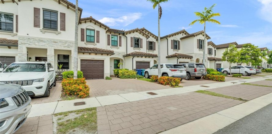 Touwnhouse à Miami, Floride 3 chambres, 133.87 m2 № 2282365