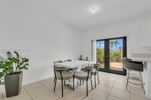 Touwnhouse à vendre à Miami, Floride: 3 chambres, 133.87 m2 № 2282365 - photo 13