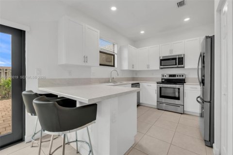 Touwnhouse à vendre à Miami, Floride: 3 chambres, 133.87 m2 № 2282365 - photo 15