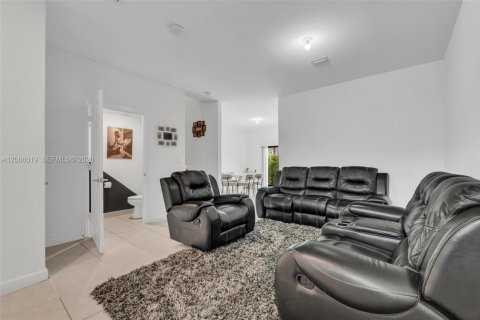 Touwnhouse à vendre à Miami, Floride: 3 chambres, 133.87 m2 № 2282365 - photo 7