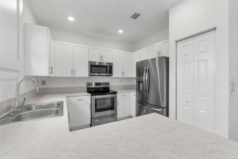Touwnhouse à vendre à Miami, Floride: 3 chambres, 133.87 m2 № 2282365 - photo 16