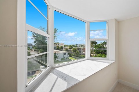 Condominio en venta en Bay Harbor Islands, Florida, 2 dormitorios, 140.28 m2 № 1979516 - foto 17