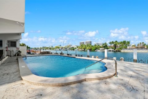 Condominio en venta en Bay Harbor Islands, Florida, 2 dormitorios, 140.28 m2 № 1979516 - foto 27