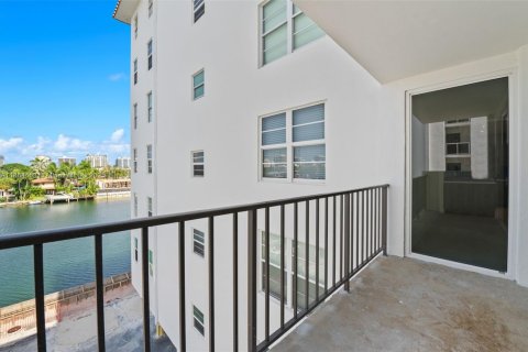 Condominio en venta en Bay Harbor Islands, Florida, 2 dormitorios, 140.28 m2 № 1979516 - foto 25