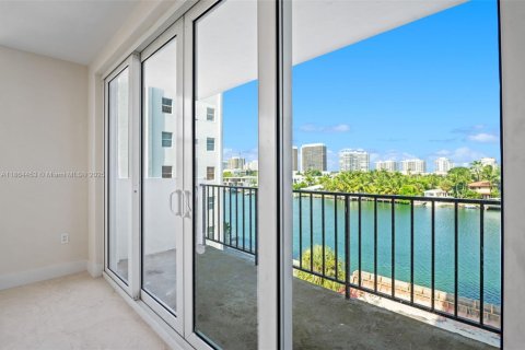 Condominio en venta en Bay Harbor Islands, Florida, 2 dormitorios, 140.28 m2 № 1979516 - foto 11