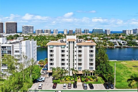 Condominio en venta en Bay Harbor Islands, Florida, 2 dormitorios, 140.28 m2 № 1979516 - foto 3