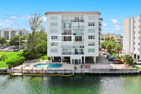 Condominio en venta en Bay Harbor Islands, Florida, 2 dormitorios, 140.28 m2 № 1979516 - foto 2