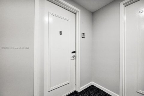 Condo in Miami, Florida, 1 bedroom  № 1946860 - photo 2