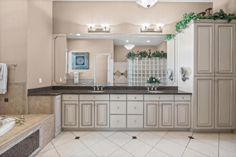 House in Orlando, Florida 5 bedrooms, 359.07 sq.m. № 1844593 - photo 6