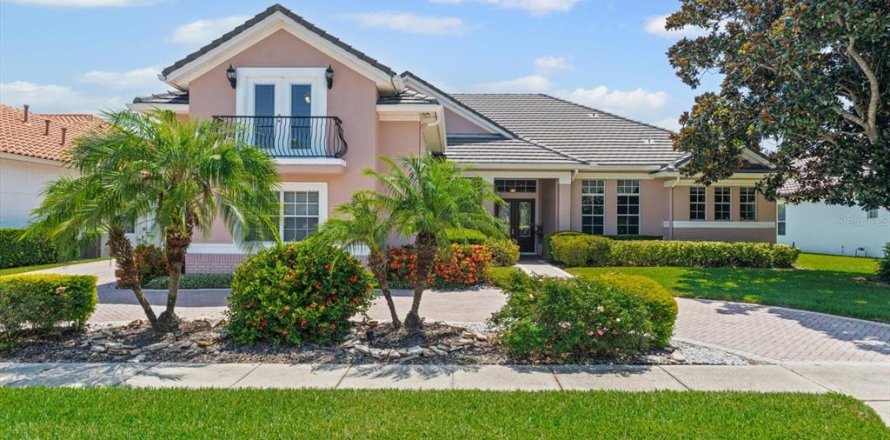 House in Orlando, Florida 5 bedrooms, 359.07 sq.m. № 1844593
