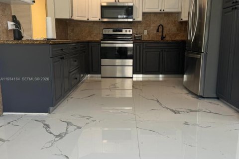 House in Cutler Bay, Florida 3 bedrooms, 182 sq.m. № 1996629 - photo 10