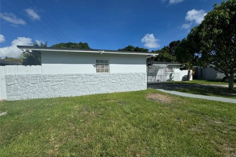 House in Cutler Bay, Florida 3 bedrooms, 182 sq.m. № 1996629 - photo 16