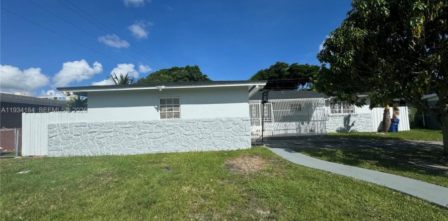 House in Cutler Bay, Florida 3 bedrooms, 182 sq.m. № 1996629