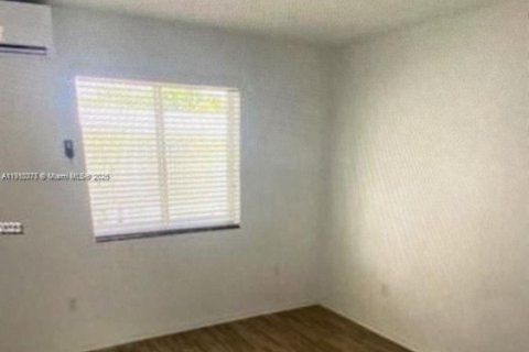 Propiedad comercial en venta en Miami, Florida № 2013144 - foto 6