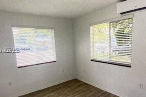 Propiedad comercial en venta en Miami, Florida № 2013144 - foto 3