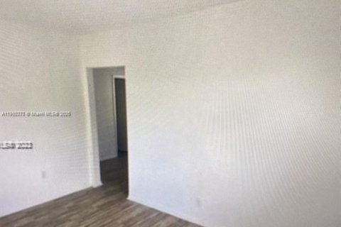 Propiedad comercial en venta en Miami, Florida № 2013144 - foto 9