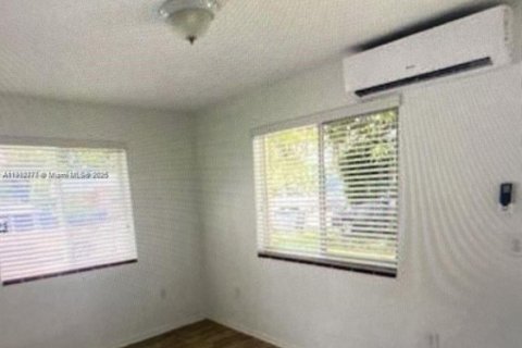 Propiedad comercial en venta en Miami, Florida № 2013144 - foto 10