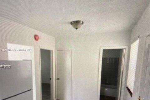 Propiedad comercial en venta en Miami, Florida № 2013144 - foto 8