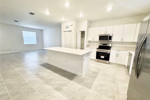 Townhouse in Florida City, Florida 3 bedrooms № 1995068 - photo 4