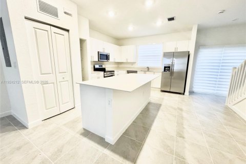 Townhouse in Florida City, Florida 3 bedrooms № 1995068 - photo 3