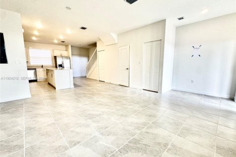 Townhouse in Florida City, Florida 3 bedrooms № 1995068 - photo 7