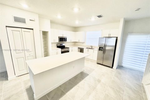 Townhouse in Florida City, Florida 3 bedrooms № 1995068 - photo 2