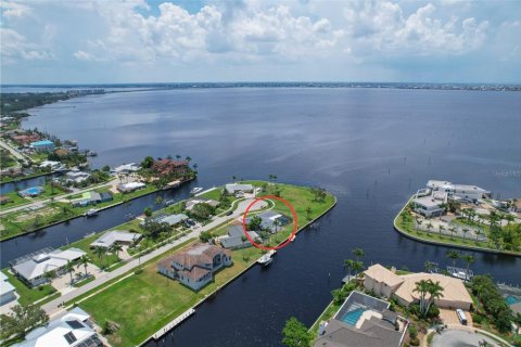 House in Port Charlotte, Florida 4 bedrooms, 179.86 sq.m. № 1537045 - photo 2