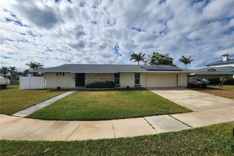 House in Port Charlotte, Florida 4 bedrooms, 179.86 sq.m. № 1537045 - photo 1